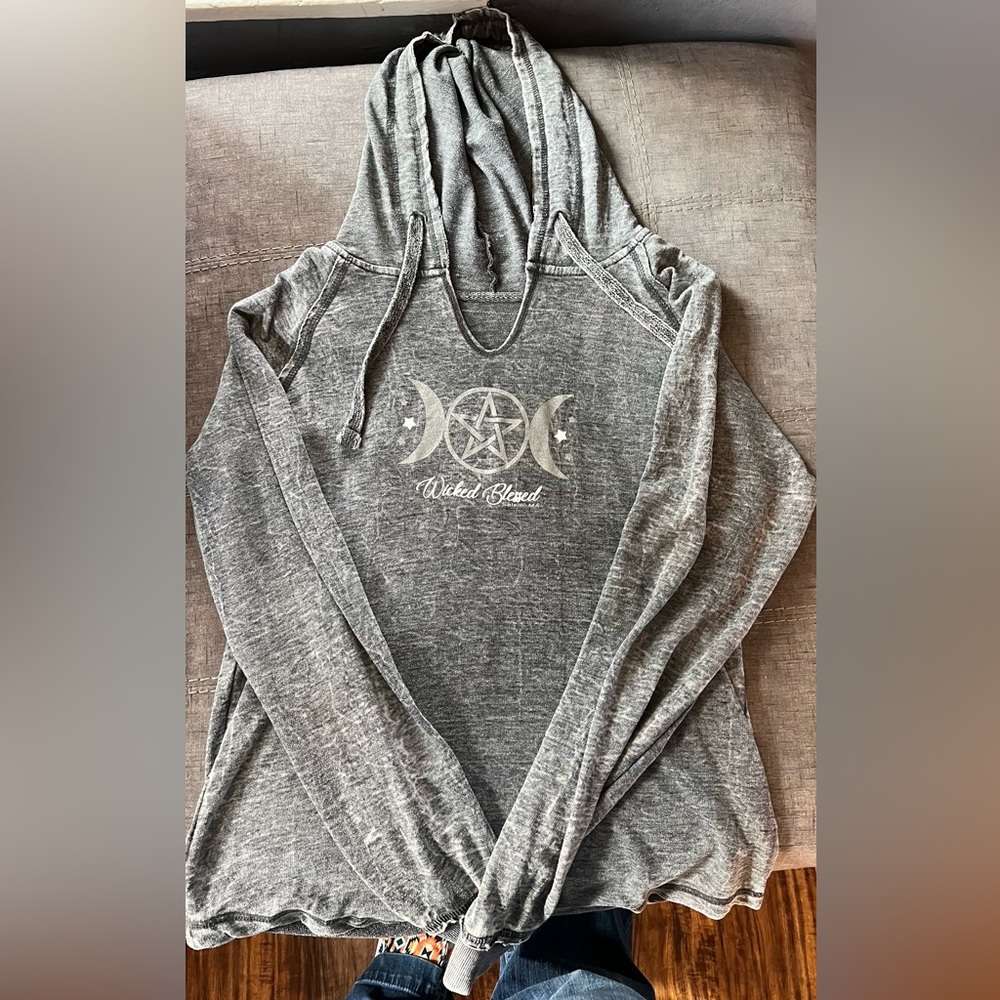 Hooded thin sweatshirt